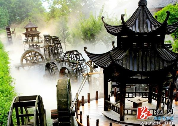 雨(yǔ)後早晨張家(jiā)界黃(huáng)龍洞水(shuǐ)車(chē)群顯15分(fēn)鐘(zhōng)懸浮奇觀