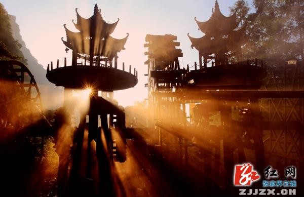 雨(yǔ)後早晨張家(jiā)界黃(huáng)龍洞水(shuǐ)車(chē)群顯15分(fēn)鐘(zhōng)懸浮奇觀