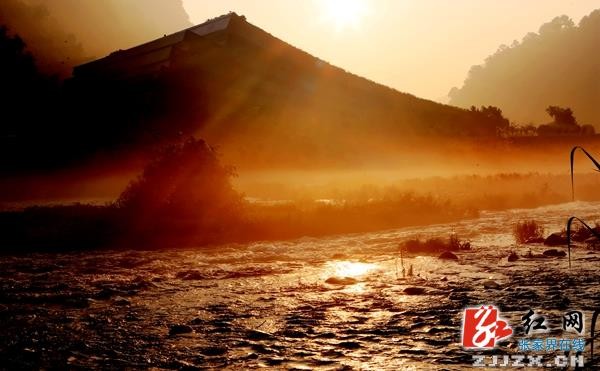 雨(yǔ)後早晨張家(jiā)界黃(huáng)龍洞水(shuǐ)車(chē)群顯15分(fēn)鐘(zhōng)懸浮奇觀