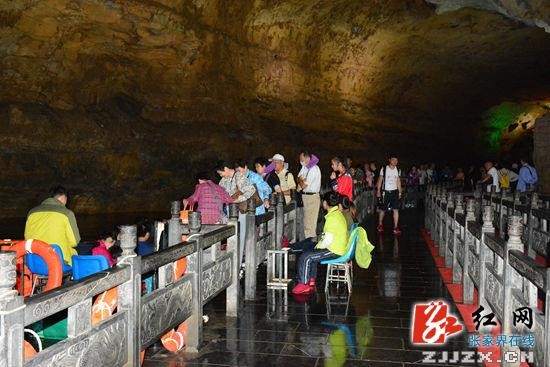 “排隊不(bù)超過半小(xiǎo)時(shí)”，黃(huáng)龍洞景區(qū)踐諾一(yī)周年(nián)回頭看(kàn)