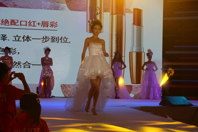 藍(lán)色之戀”十周年(nián)慶典既明(míng)星見(jiàn)面會(huì)在張家(jiā)界順利結束