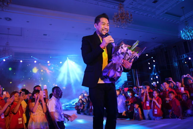 藍(lán)色之戀”十周年(nián)慶典既明(míng)星見(jiàn)面會(huì)在張家(jiā)界順利結束