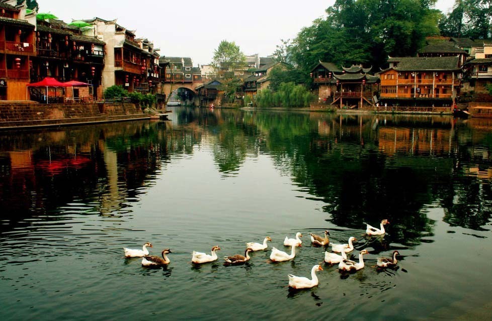 張家(jiā)界、鳳凰古城(chéng)被外(wài)媒評為(wèi)中國(guó)最美(měi)的(de)20個(gè)景點之一(yī)