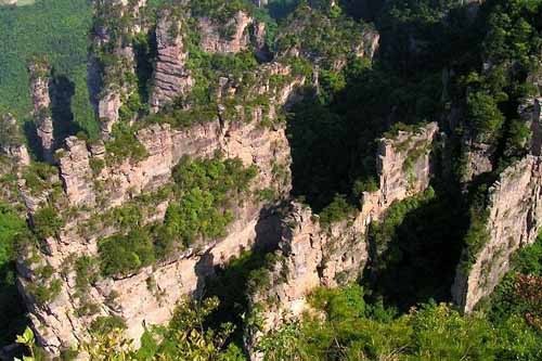 張家(jiā)界唯一(yī)一(yī)個(gè)原始土(tǔ)匪窩——烏龍寨